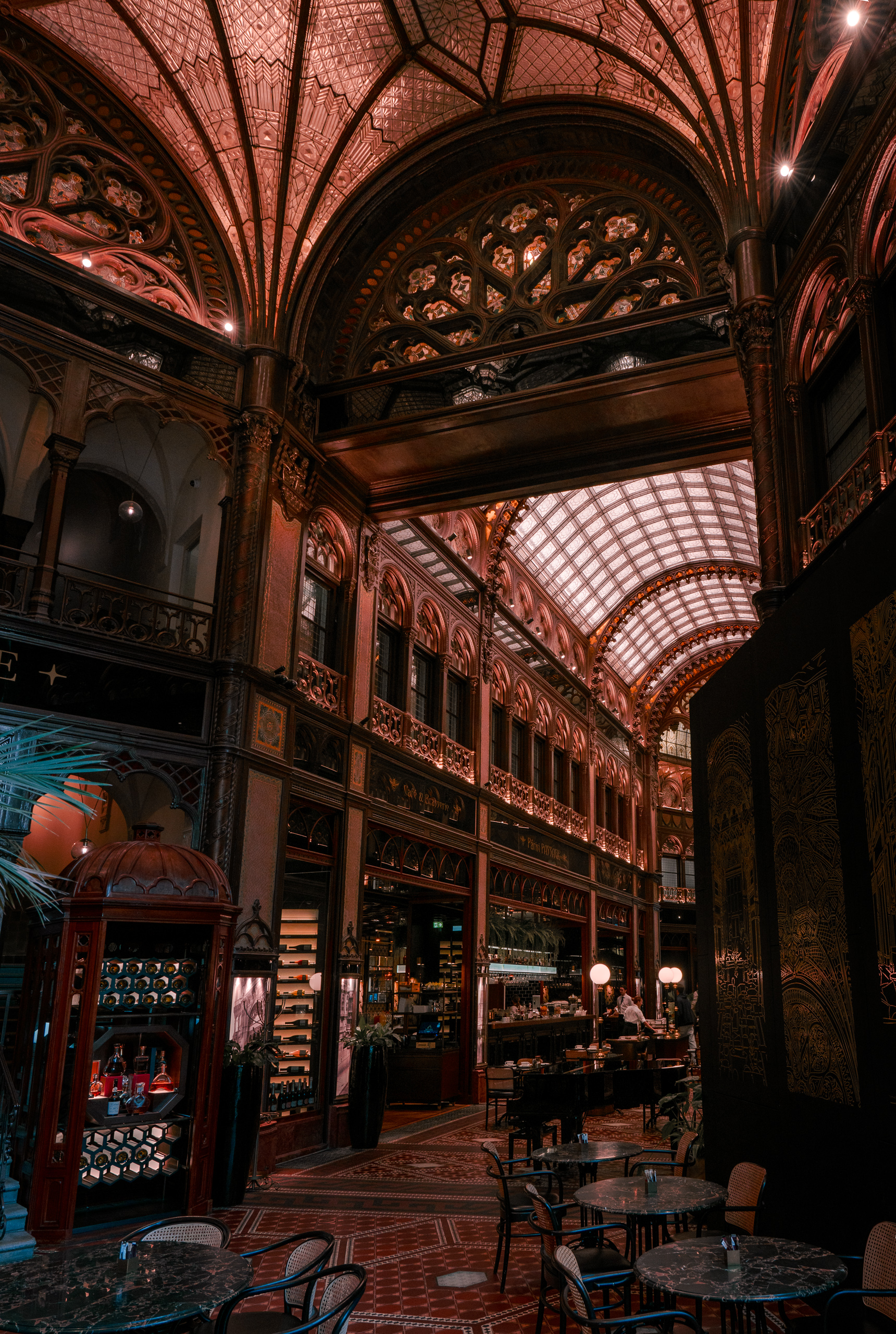 Párisi Udvar Café golden celing