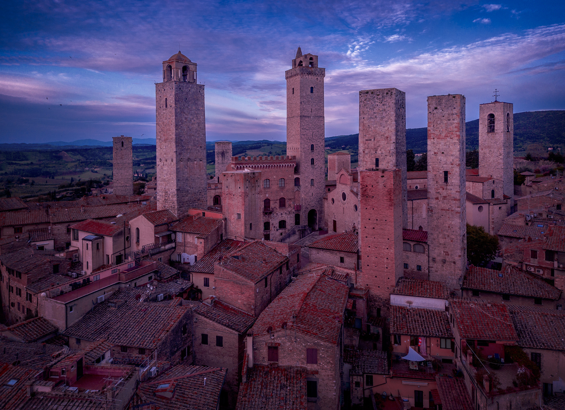 Tuscany-Travel-Photography-guide-Italy-SanGimignano-towers-drone