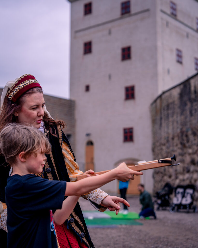 Vadstena-Slott-armborst-kid-shooting-medieval