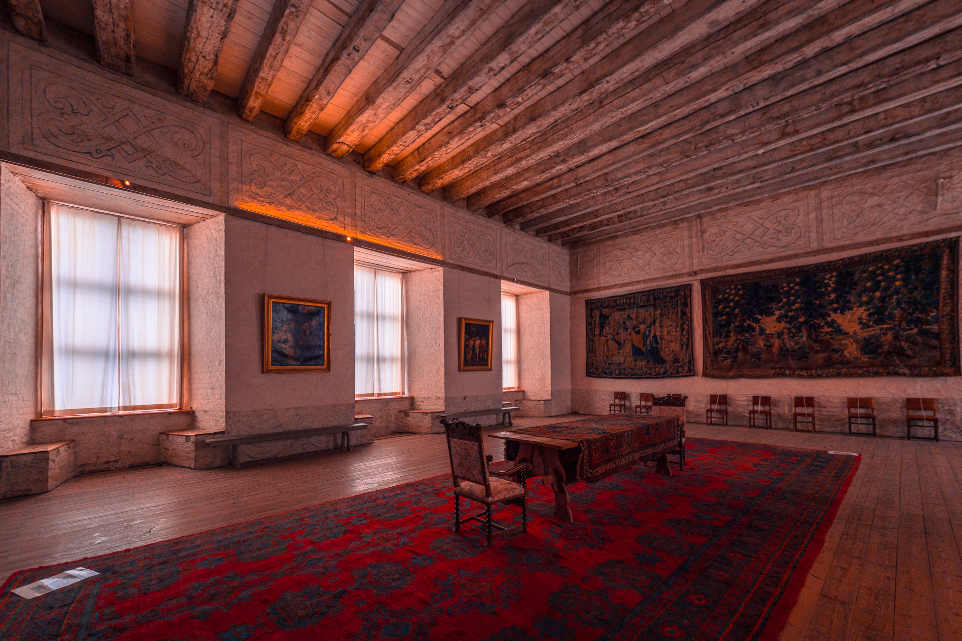 Vadstena-Slott-great-carpet-and-beams