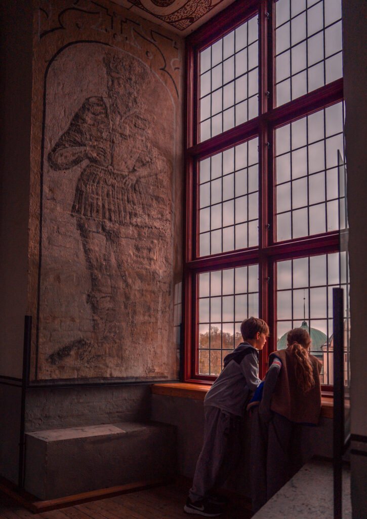 Vadstena-Slott-kids-looking-out-window