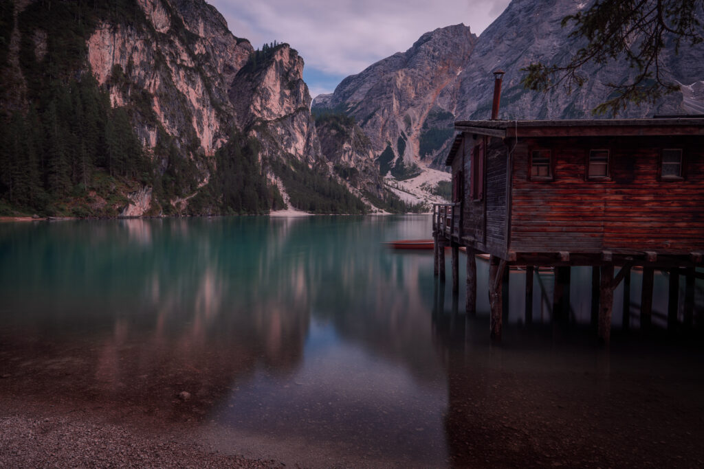 Lago-di-Braies-Dolomites-Lake-Family-road-trip-in-northern-italy-hut-on-stiltes-lake-reflection