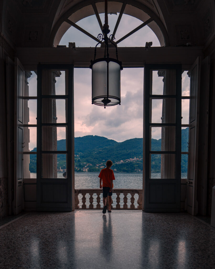 Lake-Como-Family-road-trip-in-Northern-Italy-Villa-Carlotta-kid-and-view