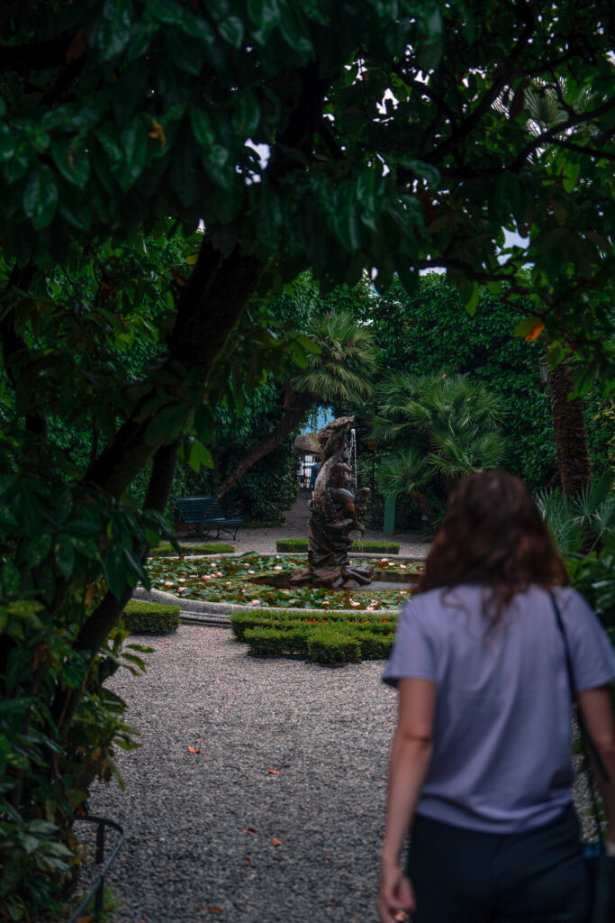 Lake-Como-Family-road-trip-in-Northern-Italy-Villa-Carlotta-walkway-to-fountain