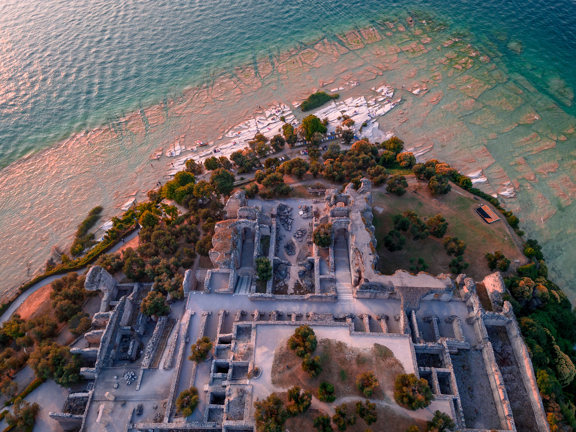 Lake-Garda-Family-road-trip-in-Northern-Italy-Sirmione-roman-ruins-beach