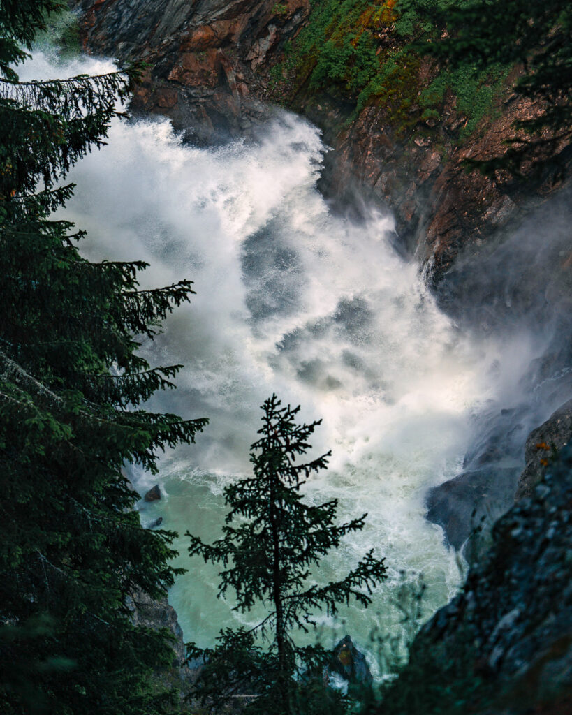 Monte-Bianco-Family-road-trip-in-Northern-Italy-Rutor-Waterfalls-fall
