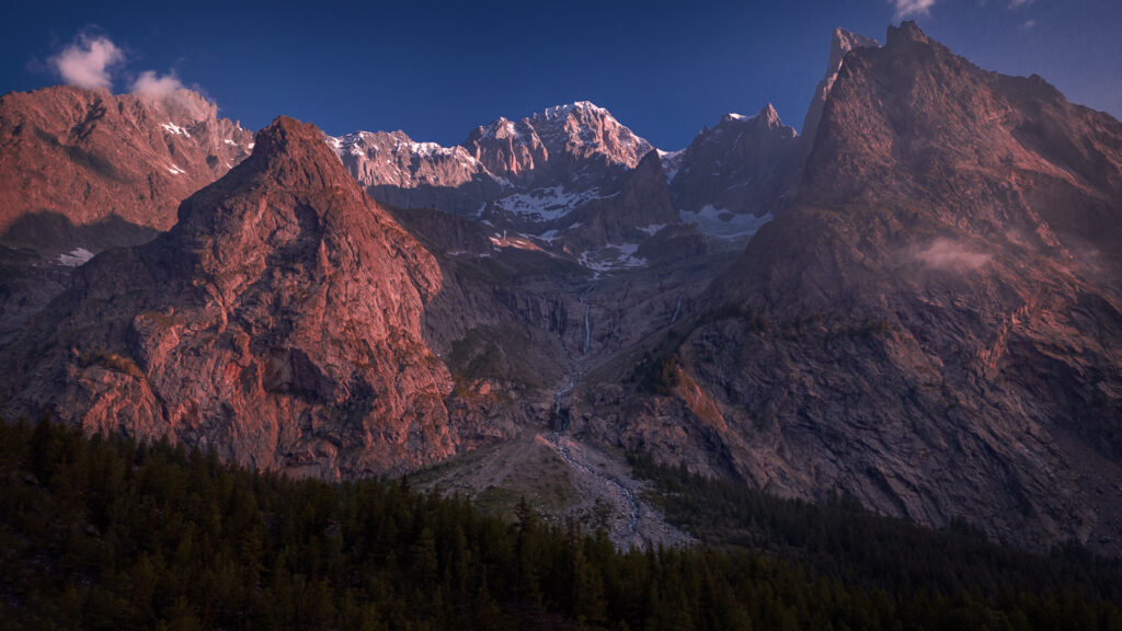 Monte-Bianco-Mont-Blanc-Family-road-trip-in-Northern-Italy-Sunrise