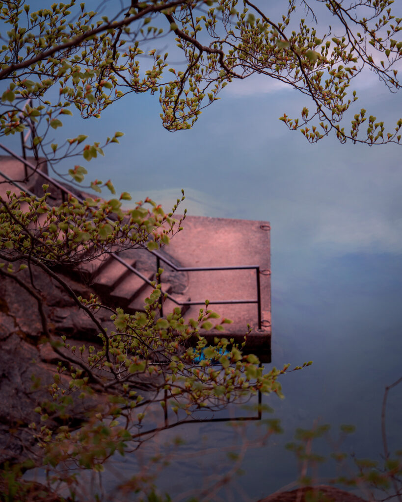 Omberg-steps-to-lake-Vattern-bath