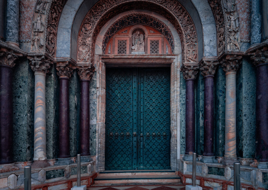 Venecia-Family-road-trip-in-northern-italy-church-door