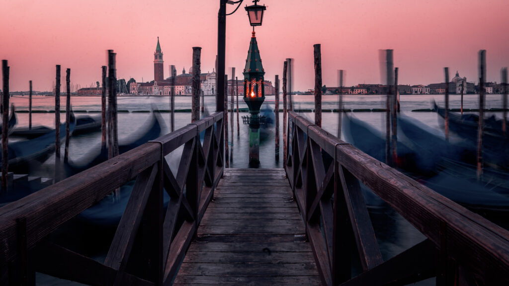 Venecia-Family-road-trip-in-northern-italy-sunrise-gondolas