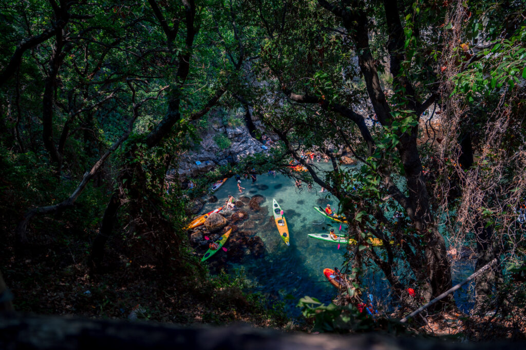 Amalfi-Coast-Italy-Trip-Sorrento-beach-Bagni-Regina-Giovanna-looking-down-kayacs