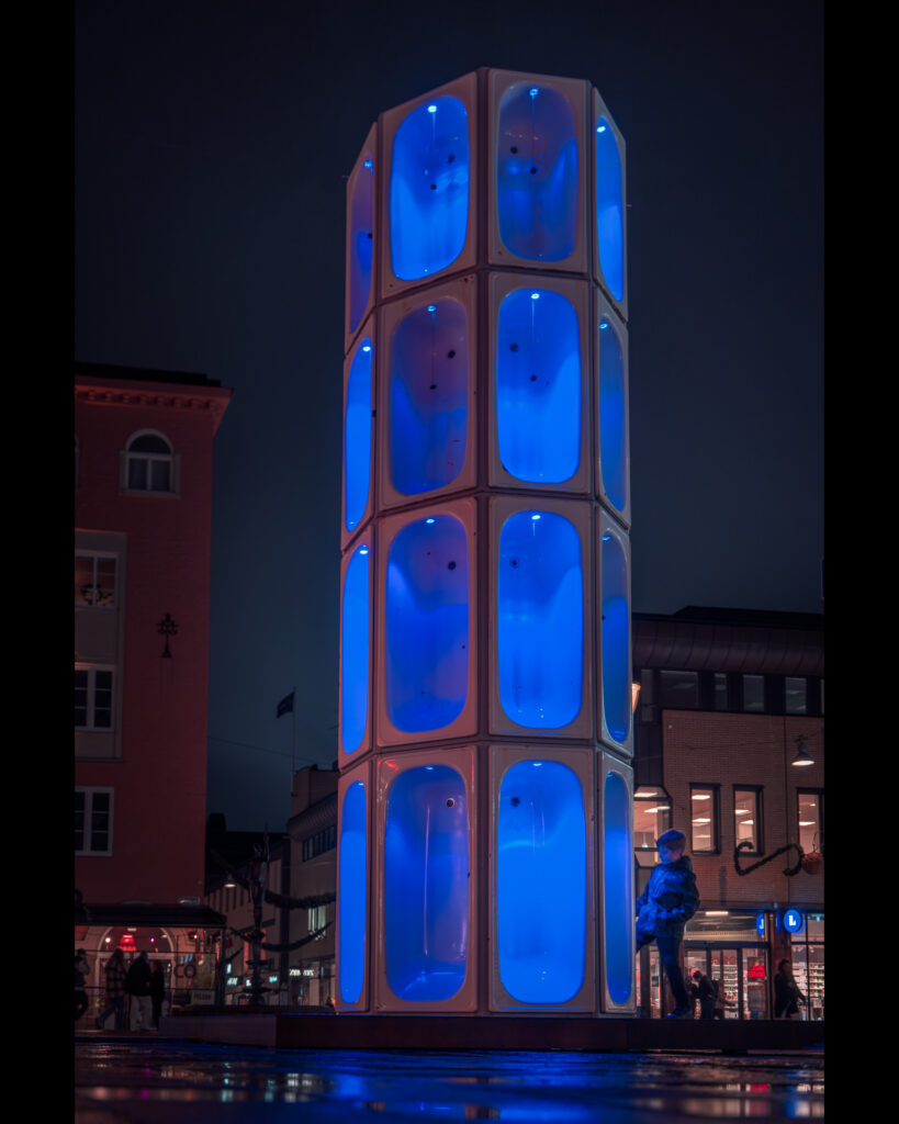 Allt Ljus på Uppsala Light Art Festival – Boy in front of Disco Bathtub Tower - Uppsala Sweden 2025