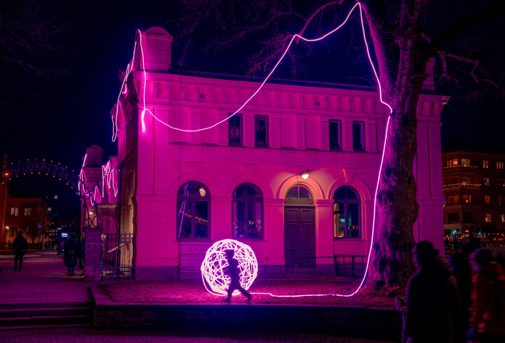 Visit Allt Ljus på Uppsala Stadsträdgården Pumphuset - Kid Running - Light Artworks 2024