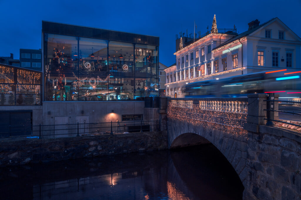 Västerrås Svartån - Night Winter Bridge Bus